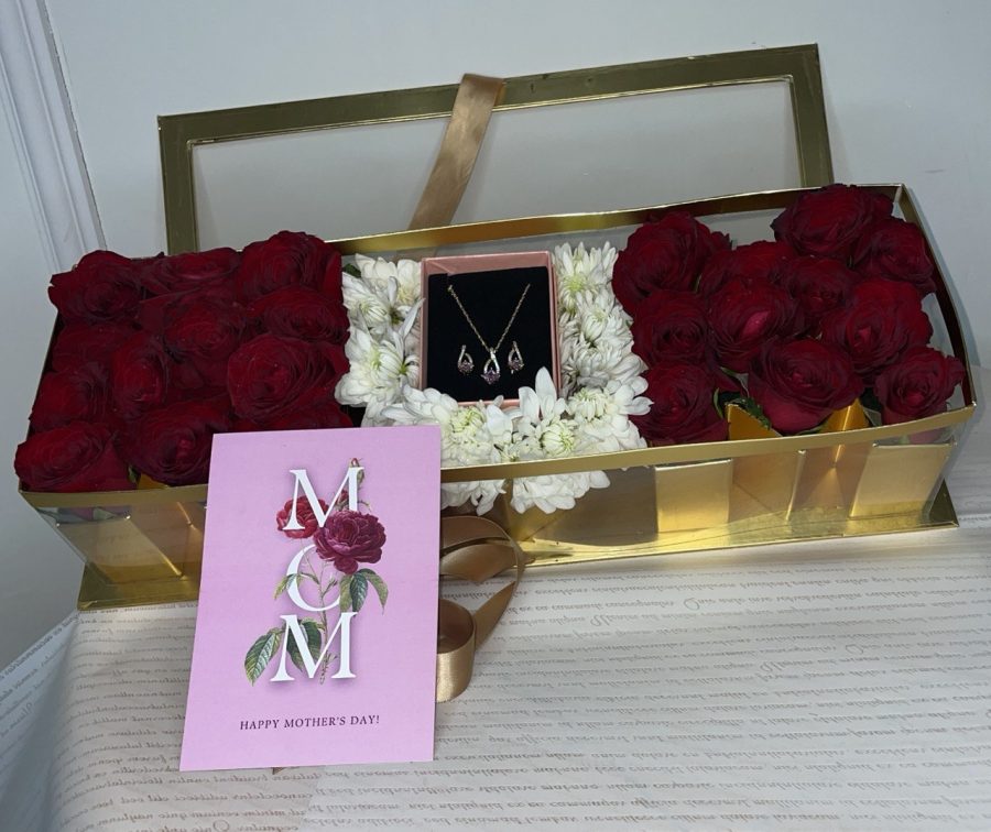 Mother’s Day Gift Box (Gift box , comes with Jewelry and Card)