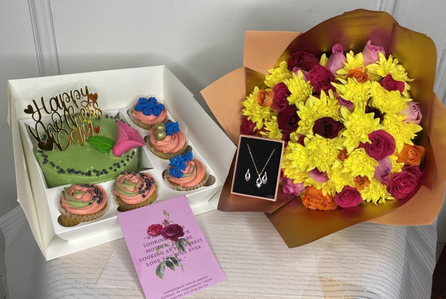 Sweet Tooth Mother’s Touch. Flowers (Mixed Bouquet of flowers, Card, 0.5 kg Cake with 5 cup cakes, Jewelry Set